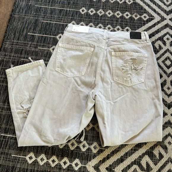⭐️American Eagle, NWT Mom Jeans. Distressed. Size 8, Short. Light gray/Cream. - Picture 2 of 3